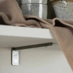 Hyllynkannatin harjattu teräs