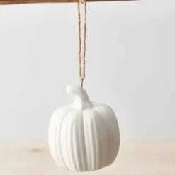 Kurpitsakoriste roikkuva uurrettu valkoinen 6,5 cm