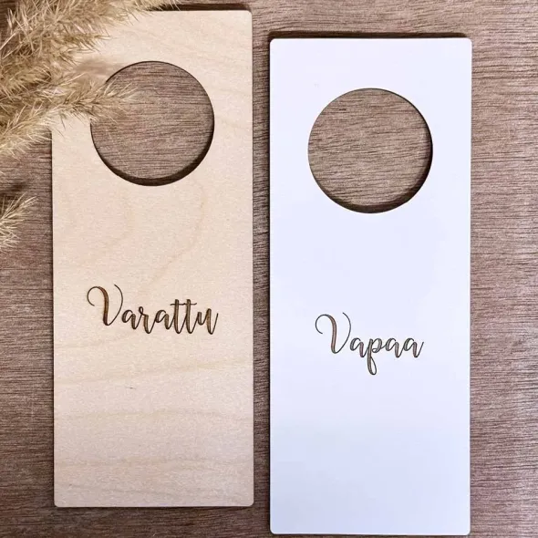 Kyltti Vapaa/Varattu ovenkahvaan – useita vaihtoehtoja