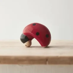 Leppäkerttukoriste ruukun reunaan