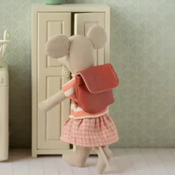 Maileg hiiri isosisko magneettikäsillä, korallinpunainen reppu