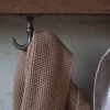 Naulakkokoukku pöydän tai hyllyn alle