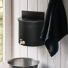 Pesusäiliö hanalla musta